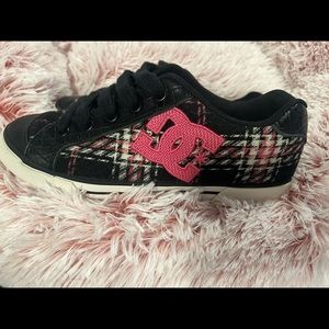 Size 8.5 womens  DC chelsea skate shoes